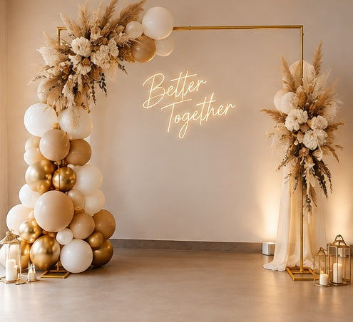 Goldener Traubogen als dekorierter Backdrop für Hochzeit und Event